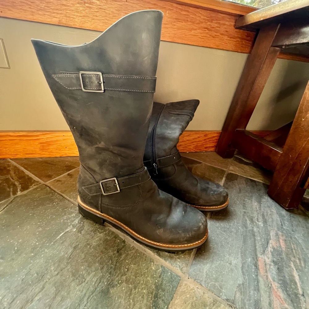 Women's winter boots size 10, Patagonia brand mint condition!